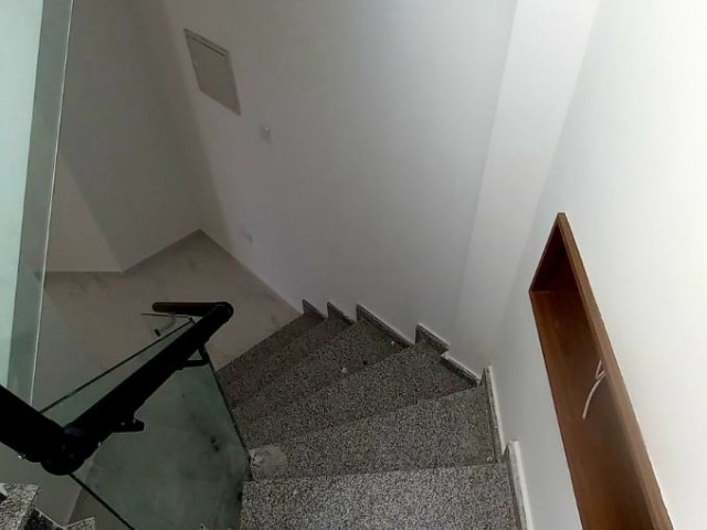 Girne merkezde  180 derece manzaralı 2+1  dübleks   terasli daire./Penthouse/