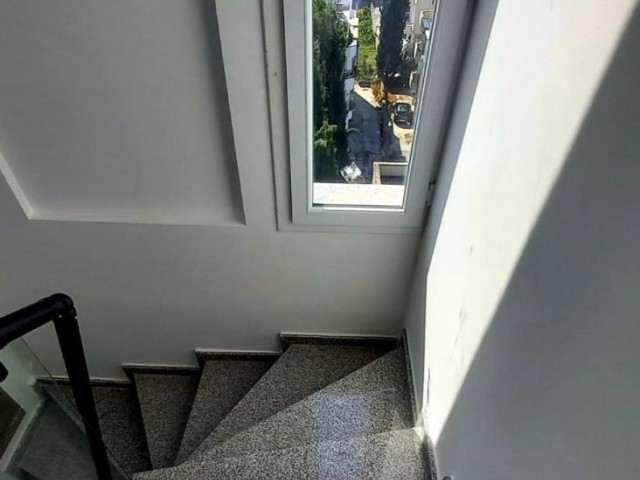 Girne merkezde  180 derece manzaralı 2+1  dübleks   terasli daire./Penthouse/