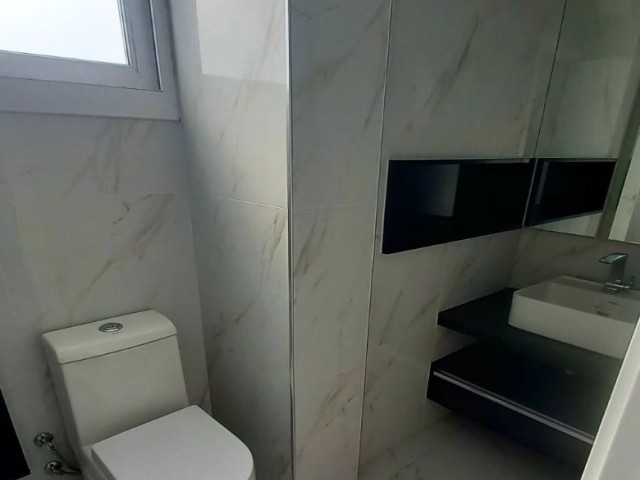 Girne merkezde  180 derece manzaralı 2+1  dübleks   terasli daire./Penthouse/