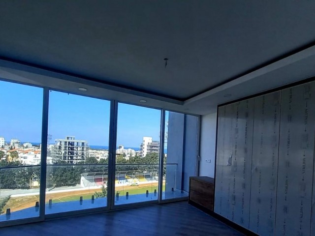 Girne merkezde  180 derece manzaralı 2+1  dübleks   terasli daire./Penthouse/