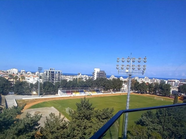 2+1 Duplex-Terrassenwohnung mit 180 Grad Blick im Zentrum von Kyrenia. /Penthouse/