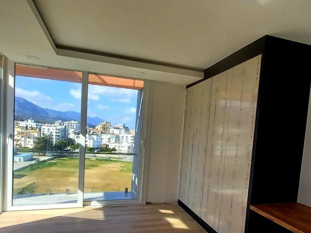 Girne merkezde  180 derece manzaralı 2+1  dübleks   terasli daire./Penthouse/