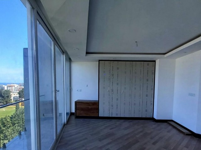 Girne merkezde  180 derece manzaralı 2+1  dübleks   terasli daire./Penthouse/