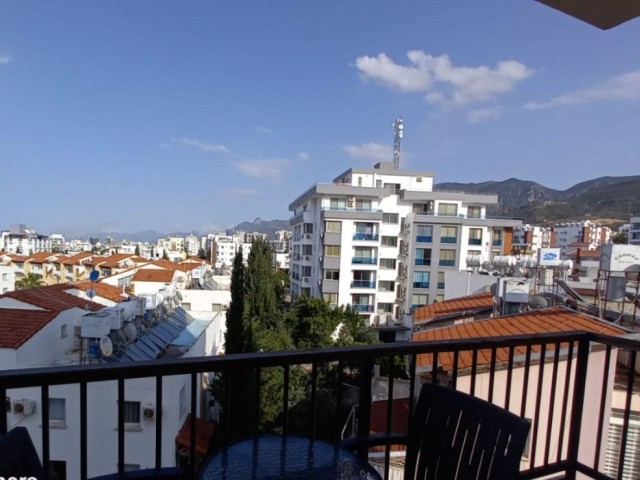 2+1 Wohnung mit Blick in Kyrenia Zentrum Nusmarmarket Bereich