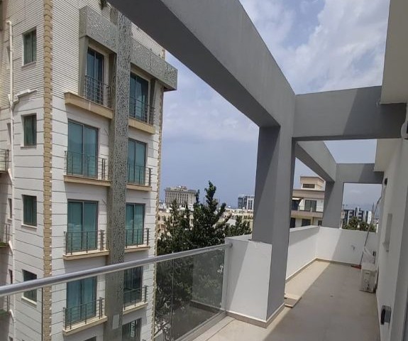 Роскошная квартира 2+1 с бытовой техникой + камин, терраса в центре Кирении.