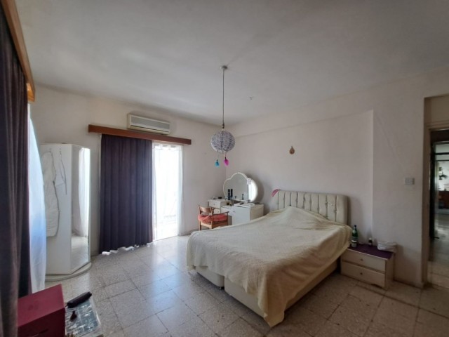 Im Zentrum von Kyrenia / im Krankenhausviertel von Kamiloğlu / 140 m² große 3+1-Wohnung im Hochparterre