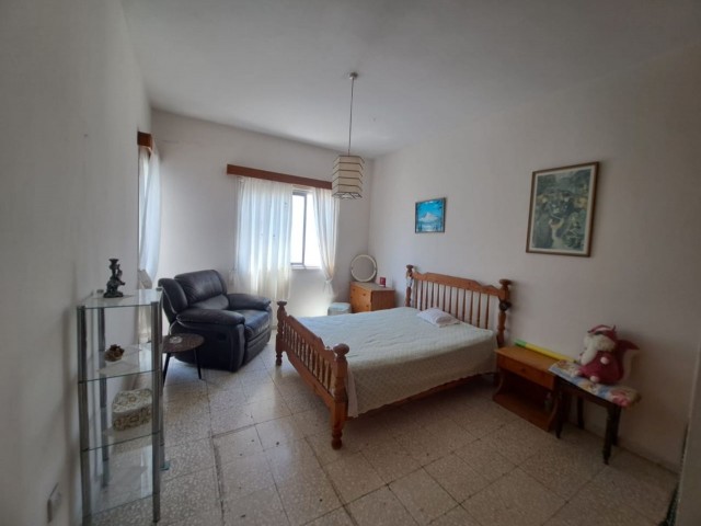 Im Zentrum von Kyrenia / im Krankenhausviertel von Kamiloğlu / 140 m² große 3+1-Wohnung im Hochparterre