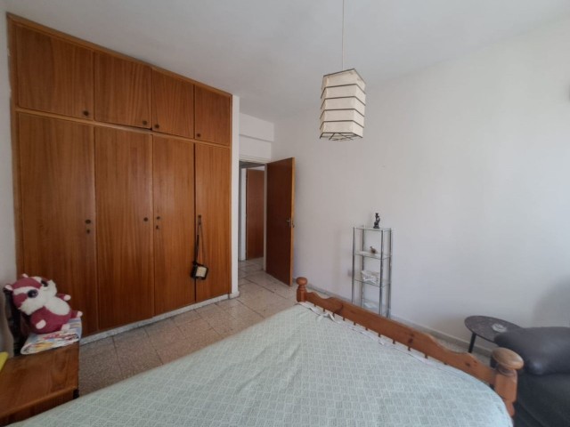 Im Zentrum von Kyrenia / im Krankenhausviertel von Kamiloğlu / 140 m² große 3+1-Wohnung im Hochparterre