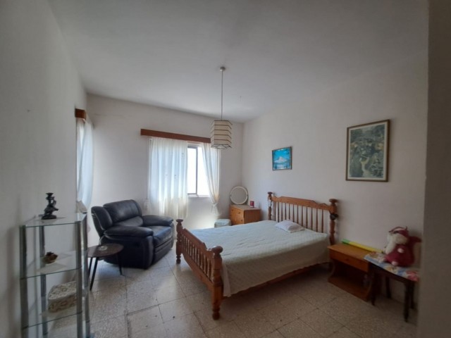 Im Zentrum von Kyrenia / im Krankenhausviertel von Kamiloğlu / 140 m² große 3+1-Wohnung im Hochparterre