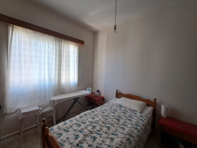 Im Zentrum von Kyrenia / im Krankenhausviertel von Kamiloğlu / 140 m² große 3+1-Wohnung im Hochparterre