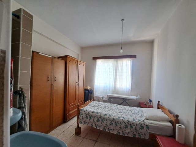 Im Zentrum von Kyrenia / im Krankenhausviertel von Kamiloğlu / 140 m² große 3+1-Wohnung im Hochparterre