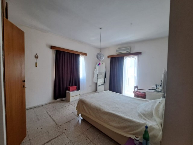 Im Zentrum von Kyrenia / im Krankenhausviertel von Kamiloğlu / 140 m² große 3+1-Wohnung im Hochparterre