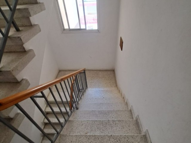 Im Zentrum von Kyrenia / im Krankenhausviertel von Kamiloğlu / 140 m² große 3+1-Wohnung im Hochparterre