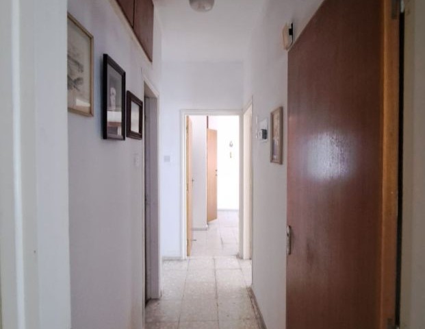 Im Zentrum von Kyrenia / im Krankenhausviertel von Kamiloğlu / 140 m² große 3+1-Wohnung im Hochparterre