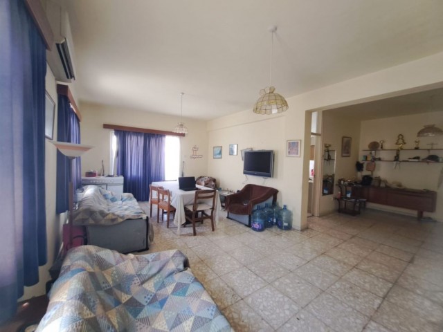 Im Zentrum von Kyrenia / im Krankenhausviertel von Kamiloğlu / 140 m² große 3+1-Wohnung im Hochparterre