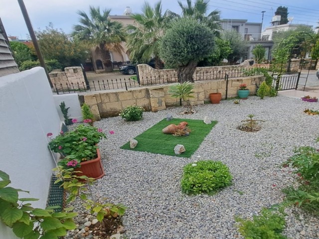 Freistehendes, hübsches Haus mit 2 Schlafzimmern in einem großen, schönen Garten in Ozanköy, Girne. VOM EIGENTÜMER ZU VERKAUFEN!!!!!