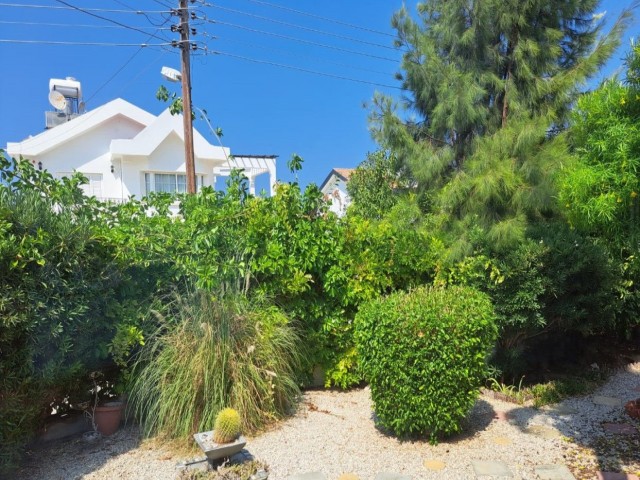 A house close to the main street and the sea in Kyrenia-Çatalkoy, for the price of a 2 single-storey house....Unmissable opportunity!!!!