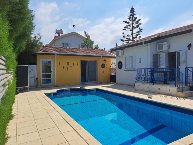 Ein Haus in der Nähe der Hauptstraße und des Meeres in Kyrenia-Çatalkoy, zum Preis eines zweistöckig