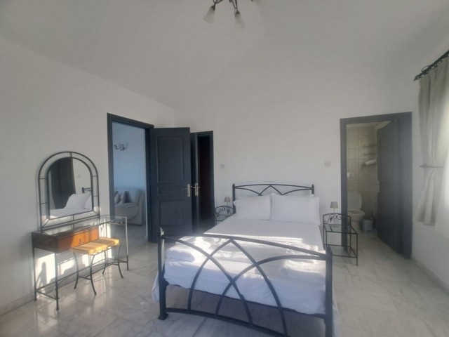 Girnenin popular bölgesi Çatalkoy de  tüm ihtiyaçlara  kolay ulaşımda  4 yatak odalı lüks villa