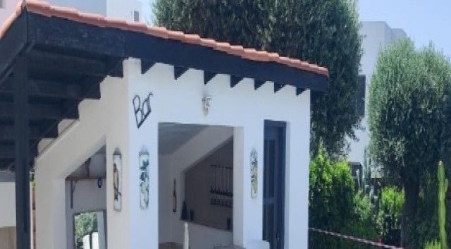 Girnenin popular bölgesi Çatalkoy de  tüm ihtiyaçlara  kolay ulaşımda  4 yatak odalı lüks villa