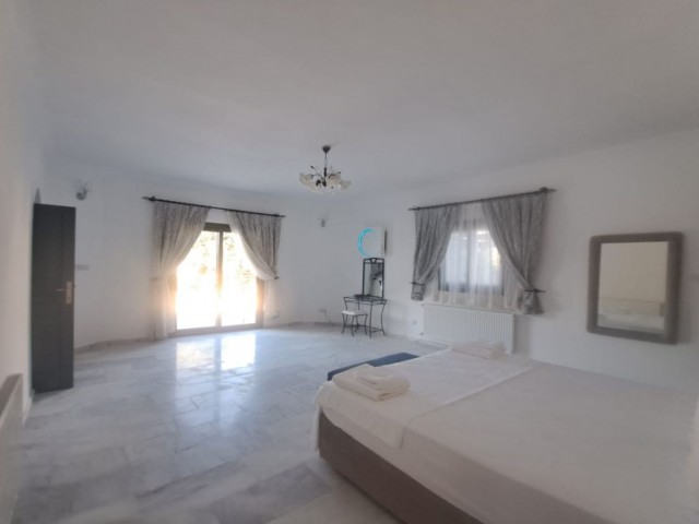 Luxusvilla mit 4 Schlafzimmern und einfachem Zugang zu allen Bedürfnissen in Çatalkoy, der beliebten Region Kyrenia