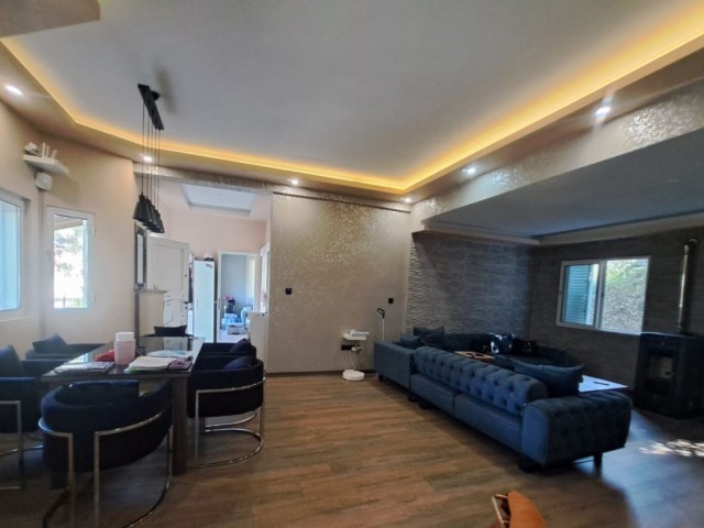 4+1 renovated Bungalow with private pool in Girne-Ozanköy. The location is very nice.