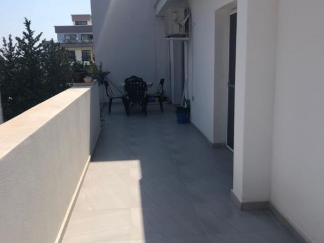 Hübsche 2+1-Wohnung mit großer Terrasse im Zentrum von Kyrenia, nur wenige Gehminuten von den Hotels Piabella-Paşa-Lordpalace entfernt. Eine gute Investitionsmöglichkeit!!!!!