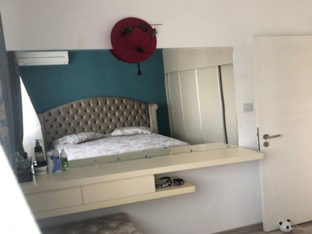 Hübsche 2+1-Wohnung mit großer Terrasse im Zentrum von Kyrenia, nur wenige Gehminuten von den Hotels Piabella-Paşa-Lordpalace entfernt. Eine gute Investitionsmöglichkeit!!!!!