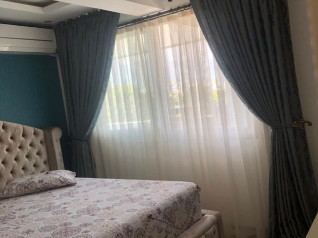 Hübsche 2+1-Wohnung mit großer Terrasse im Zentrum von Kyrenia, nur wenige Gehminuten von den Hotels Piabella-Paşa-Lordpalace entfernt. Eine gute Investitionsmöglichkeit!!!!!