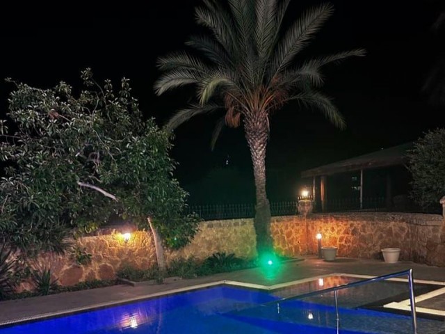 STANDORT!!!!ESK in Kyrenia – Schönes, geräumiges Einfamilienhaus mit 4 Schlafzimmern, privatem Pool, 4 Badezimmern und Toiletten, in der Nähe des Zentrums von Kyrenia