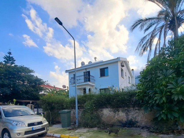 STANDORT!!!!ESK in Kyrenia – Schönes, geräumiges Einfamilienhaus mit 4 Schlafzimmern, privatem Pool, 4 Badezimmern und Toiletten, in der Nähe des Zentrums von Kyrenia