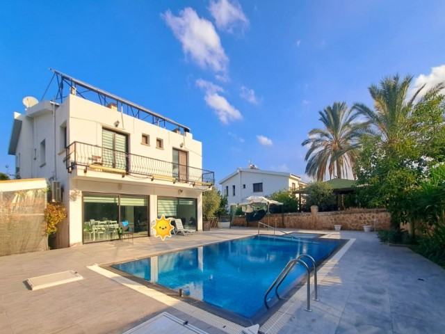 STANDORT!!!!ESK in Kyrenia – Schönes, geräumiges Einfamilienhaus mit 4 Schlafzimmern, privatem Pool, 4 Badezimmern und Toiletten, in der Nähe des Zentrums von Kyrenia