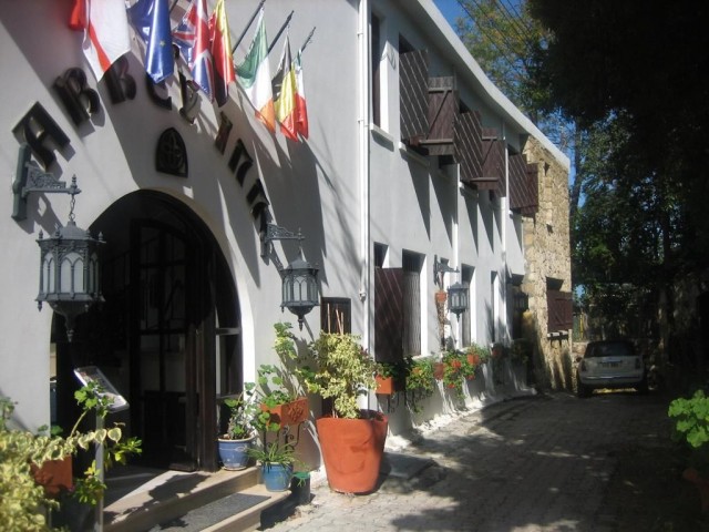Girnenin popular  bölgesi Bellapaista  çalışır durumda 20 odalı Butik hotel