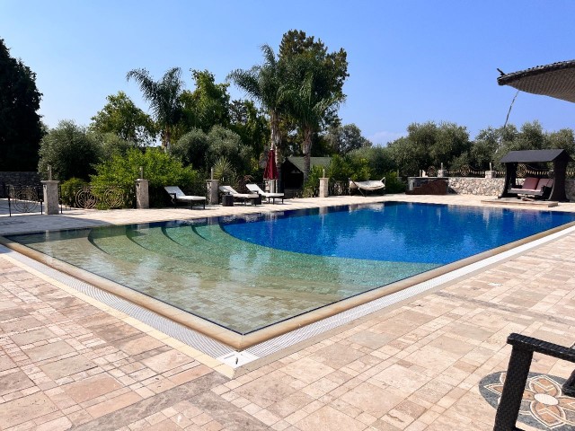 Sehr nützliche 5+1-Luxusvilla auf einem 2 Dekar großen Grundstück in Ozanköy, der beliebtesten Region Kyrenias.