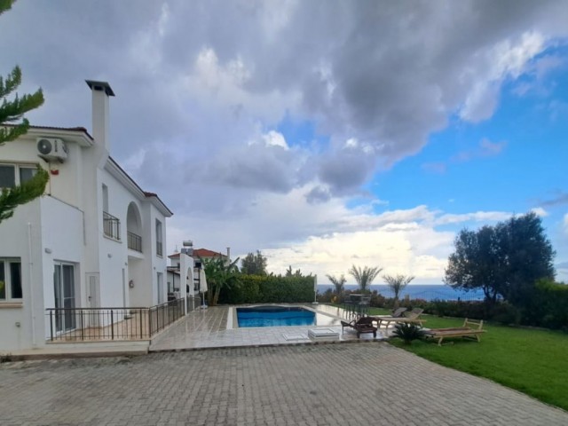 Villa mit 5 Schlafzimmern und privatem Pool mit atemberaubender Aussicht auf die Bucht Kyrenia-Beşparmak.