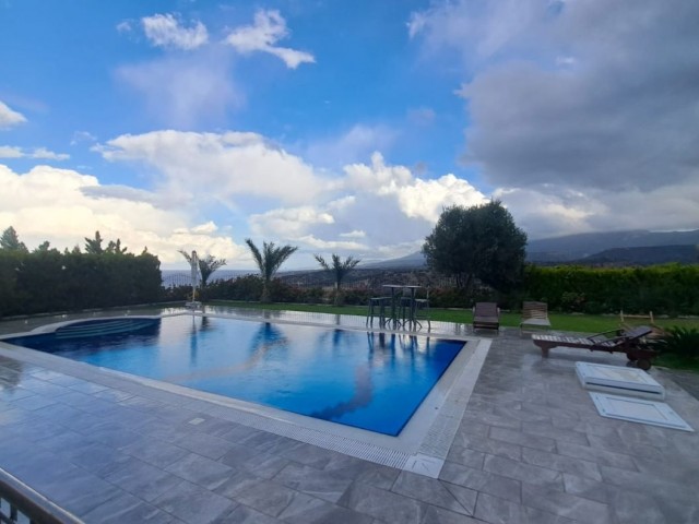 Villa mit 5 Schlafzimmern und privatem Pool mit atemberaubender Aussicht auf die Bucht Kyrenia-Beşparmak.