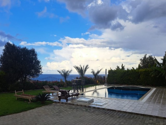 Villa mit 5 Schlafzimmern und privatem Pool mit atemberaubender Aussicht auf die Bucht Kyrenia-Beşparmak.