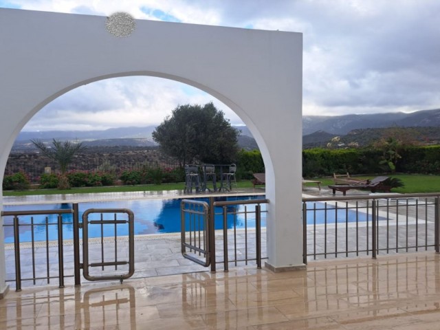 Villa mit 5 Schlafzimmern und privatem Pool mit atemberaubender Aussicht auf die Bucht Kyrenia-Beşparmak.