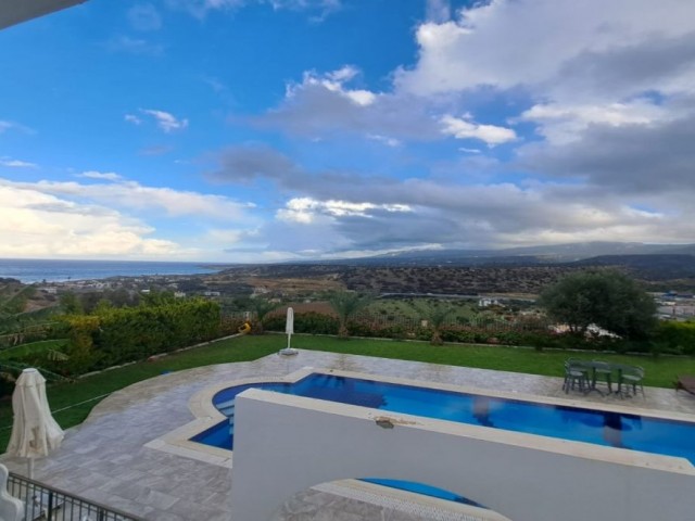 Villa mit 5 Schlafzimmern und privatem Pool mit atemberaubender Aussicht auf die Bucht Kyrenia-Beşparmak.