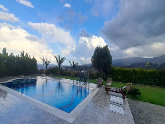Villa mit 5 Schlafzimmern und privatem Pool mit atemberaubender Aussicht auf die Bucht Kyrenia-Beşparmak.