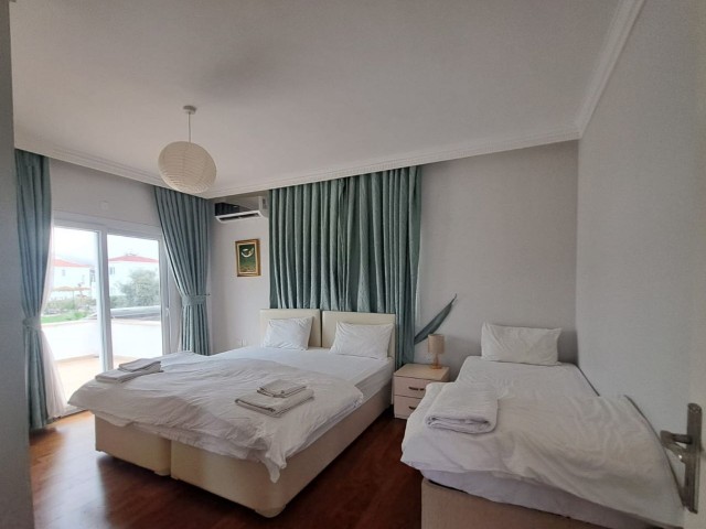 Girne-Beşparmak koy de nefes kesen manzaralı özel havuzlu 5 yatak odalı villa.