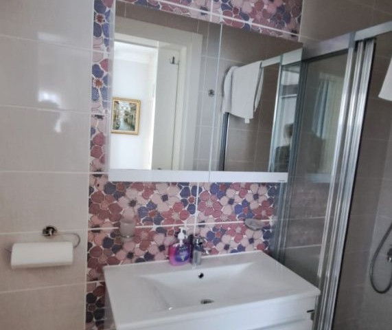 Girne-Beşparmak koy de nefes kesen manzaralı özel havuzlu 5 yatak odalı villa.