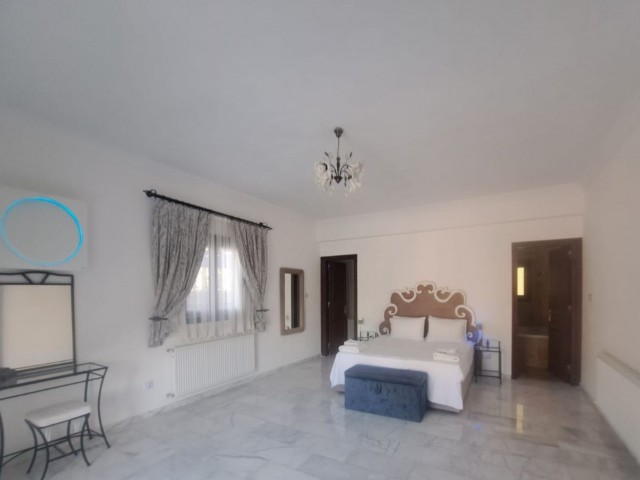 Luxusvilla mit 5 Schlafzimmern, mit der Möglichkeit, sie in ein Boutique-Hotel umzuwandeln, mit einfachem Zugang zum Zentrum von Çatalköy und dem Strand, Elite-Region von Kyrenia