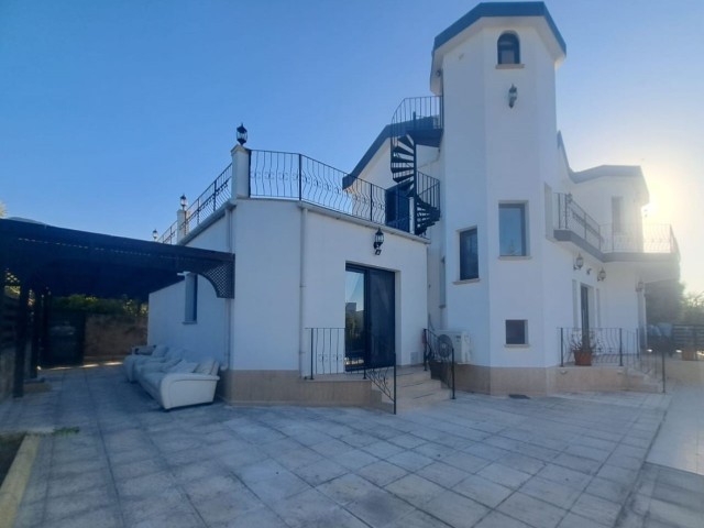 Luxury villa with 5 bedrooms, with the possibility of turning it into a boutique hotel, within easy access to Çatalköy center and the beach, Elite region of Kyrenia