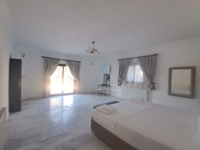 Luxury villa with 5 bedrooms, with the possibility of turning it into a boutique hotel, within easy access to Çatalköy center and the beach, Elite region of Kyrenia