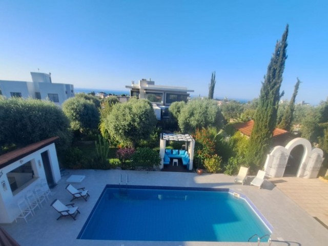 Luxusvilla mit 5 Schlafzimmern, mit der Möglichkeit, sie in ein Boutique-Hotel umzuwandeln, mit einfachem Zugang zum Zentrum von Çatalköy und dem Strand, Elite-Region von Kyrenia