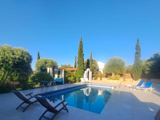 Luxusvilla mit 5 Schlafzimmern, mit der Möglichkeit, sie in ein Boutique-Hotel umzuwandeln, mit einfachem Zugang zum Zentrum von Çatalköy und dem Strand, Elite-Region von Kyrenia