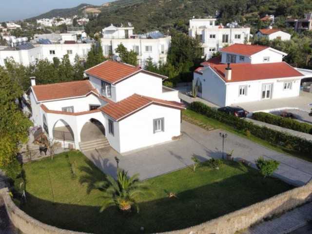 Freistehendes Haus mit 4 Schlafzimmern und privatem Pool in der wunderschönen Bucht von Kyrenia, Alsancak, mit einfachem Zugang zu Hotels und Stränden.