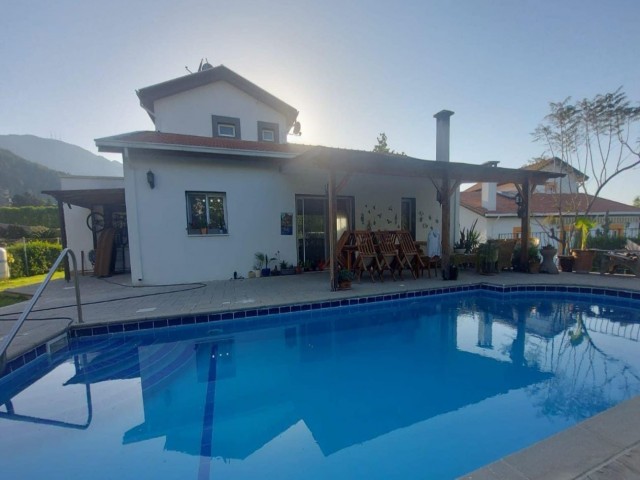 4-bedroom detached house with private pool in the beautiful bay of Kyrenia, Alsancak, with easy access to hotels and beaches.
