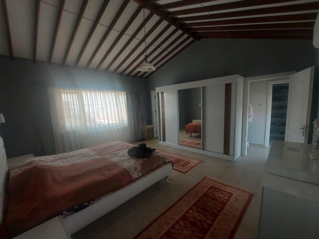 Girnenin güzel koy Alsancakta hotellere ve plajlara kolay ulaşımda 4 yatak odalı özel havuzlu mustakil ev.
